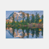 Mount Shuksan weerspiegeld in Reflection Lake Fleece Deken (Voorkant (Horizontaal))