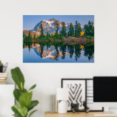 Mount Shuksan weerspiegeld in Reflection Lake Poster (Thuiskantoor)