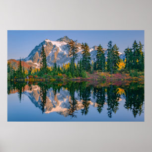 Mount Shuksan weerspiegeld in Reflection Lake Poster