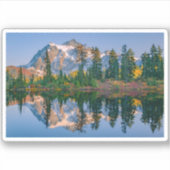 Mount Shuksan weerspiegeld in Reflection Lake Sticker (Voorkant)