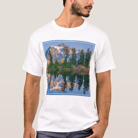Mount Shuksan weerspiegeld in Reflection Lake T-shirt (Voorkant)