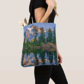 Mount Shuksan weerspiegeld in Reflection Lake Tote Bag (Dichtbij)