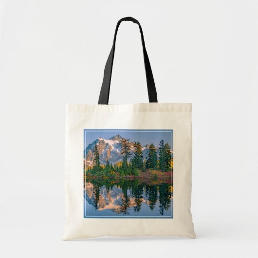 Mount Shuksan weerspiegeld in Reflection Lake Tote Bag (Voorkant)