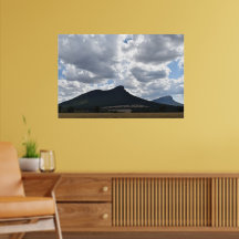 Mount Sturgeon en Abrupt onder dramatische wolken