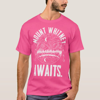 Mount Whitney wacht op een vredige bergwandeltocht T-shirt