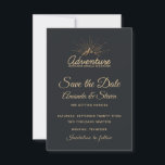Mountain Adventure Rustic Save The Date<br><div class="desc">Een bruiloft bewaart de datumkaart met een goudkleurige afbeelding op een zwarte grijze achtergrond. Ontworpen met een afbeelding van een berg met zonnestralen die van achteren naar buiten schijnen. Typografie zegt: Avontuur onderzoekt droomontdekking.</div>