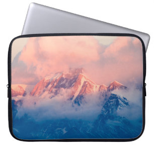 MOUNTAIN BEDEKT MET SNEEUW OP DAG LAPTOP SLEEVE