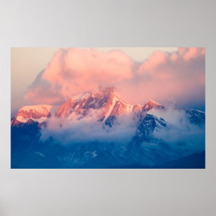 MOUNTAIN BEDEKT MET SNEEUW OP DAG POSTER