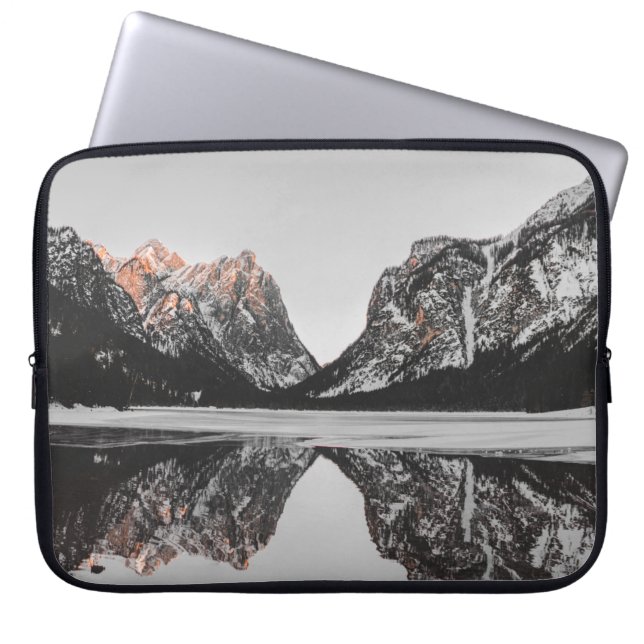 MOUNTAIN BESIDE LAKE LAPTOP SLEEVE (Voorkant)