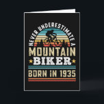 Mountain Biker, geboren in 1935 90th Birthday Gift Kaart<br><div class="desc">Onderschat nooit een mountainbiker,  geboren in 1935. De ideale 90ste Birthday Gift voor een 90-jarige mountainbiking en mtb-enthousiast die van fietsen houdt. Retro cadeau voor mannen,  vrouwen,  vader op vaderdag.</div>