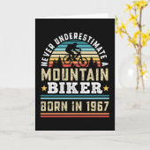 Mountain Biker, geboren in 1967 60th Birthday Gift Kaart (Gele Bloem)