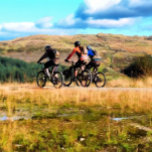 MOUNTAIN BIKING ZILVER VERGULDEN KETTING<br><div class="desc">Een waterverf van drie mannen bergfietsen in de Welsh heuvels.</div>