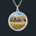 MOUNTAIN BIKING ZILVER VERGULDEN KETTING<br><div class="desc">Een waterverf van drie mannen bergfietsen in de Welsh heuvels.</div>
