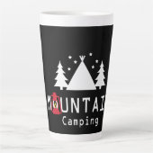Mountain Camping Modern Badge Latte Mok (Voorkant)