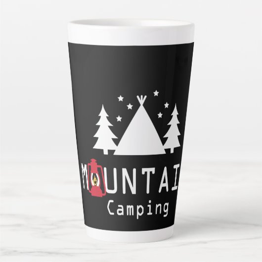 Mountain Camping Modern Badge Latte Mok (Voorkant)