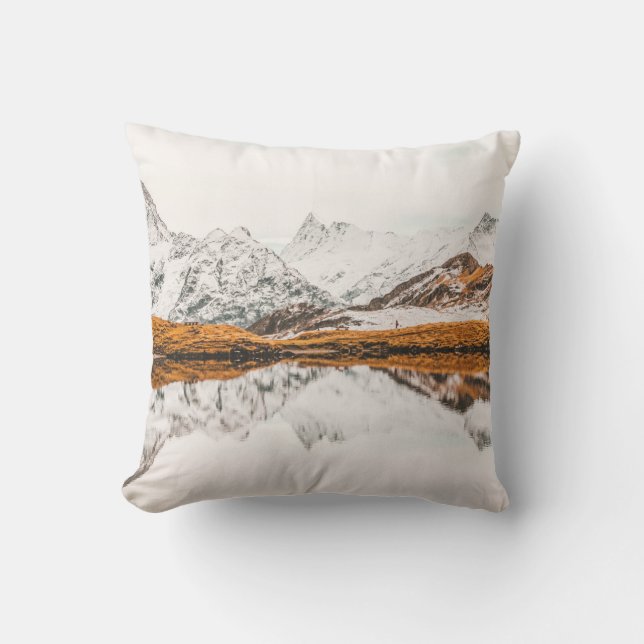 MOUNTAIN MET SNEEUWKOPPELDE ROCKY ONDER CLOUDY SKY KUSSEN (Voorkant)