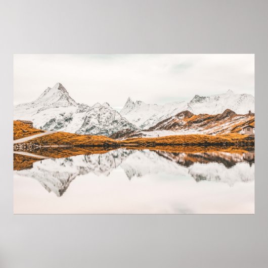 MOUNTAIN MET SNEEUWKOPPELDE ROCKY ONDER CLOUDY SKY POSTER (Voorkant)