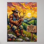 Mountain Myths: De zachte omhelzing van Bigfoot Poster (Voorkant)