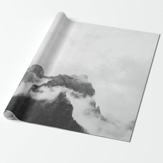 MOUNTAIN ONDER WITTE KLEUD TIJDENS DAG CADEAUPAPIER (Uitgerold)