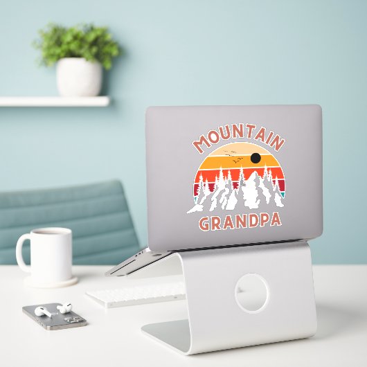 Mountain Opa Sticker (Laptop op bureau)