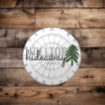 Mountain Pine Cabin Vakantiehuis - Dartboard Dartbord<br><div class="desc">Bewaar uw vakantiehuis met spelletjes en speelgoed waar uw gasten van kunnen genieten. Dit collectie is ideaal voor vakantieverhuurders en -beheerders die op zoek zijn naar geweldig uitziende producten om hun merk te helpen creëer en de ervaring voor huurders te verbeteren. Pas aan met de naam van uw vakantiewoning en...</div>