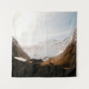 MOUNTAIN RANGE ONDER CLOUDY SKY WANDKLEED