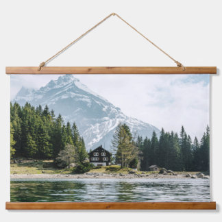 Mountain Retreat – Lakeside Cabin Serenity Hangend Wandkleed