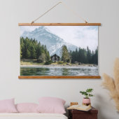 Mountain Retreat – Lakeside Cabin Serenity Hangend Wandkleed (Slaapkamer)