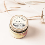 Mountain Sketch | Aangepaste bruiloft Ronde Sticker<br><div class="desc">Rustische stickers voor je buitenshuis,  bossen of avonturies bruiloft zijn voorzien van een handgeschetste illustratie van bergpieken,  pijnbomen en een stromende rivier,  met je naam en trouwdatum in blokletters.</div>