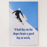 Mountain Ski Slopes Fresh Snow Herfst Skiing Funny Legpuzzel<br><div class="desc">Dit is grappig en inspirerend voor de skiester in je leven.  De berg met witte sneeuw en blauwe hemel en gezegde schrijven: Een slechte dag op de hellingen slaat een goede dag op het werk.</div>