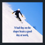 Mountain Ski Slopes Fresh Snow Herfst Skiing Funny Poster<br><div class="desc">Dit is grappig en inspirerend voor de skiester in je leven. De berg met witte sneeuw en blauwe hemel en gezegde schrijven: Een slechte dag op de hellingen slaat een goede dag op het werk.</div>