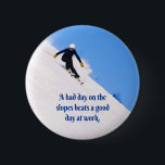 Mountain Ski Slopes Fresh Snow Herfst Skiing Funny Ronde Button 5,7 Cm<br><div class="desc">Dit is grappig en inspirerend voor de skiester in je leven. De berg met witte sneeuw en blauwe hemel en gezegde schrijven: Een slechte dag op de hellingen slaat een goede dag op het werk.</div>