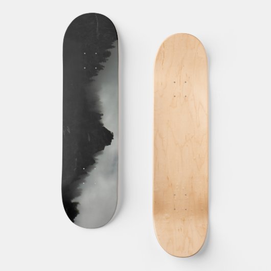 Mountain Skyline in Black en White Persoonlijk Skateboard (Voorkant)