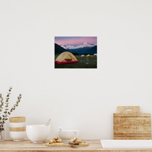 Mountain Tourist Camp met tent op de voorgrond Poster (Keuken)