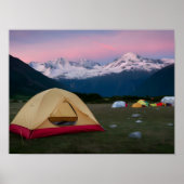 Mountain Tourist Camp met tent op de voorgrond Poster (Voorkant)