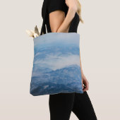 MOUNTAIN UNDER BLUE SKY AT DAYTIME TOTE BAG (Dichtbij)