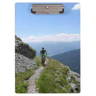 Mountainbiken op het platteland klembord