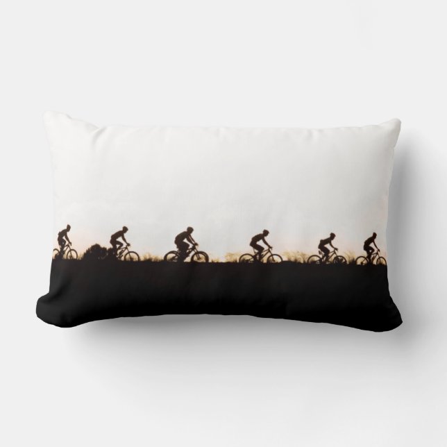 Mountainbikers maken hun weg over de dam kussen (Voorkant)