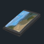 MOUNTAINEN DRIEVOUD PORTEMONNEE<br><div class="desc">Een helder,  kleurrijk abstract ontwerp van een uitzicht uit de bergen,  met blauwe lucht,  rots en bomen.</div>
