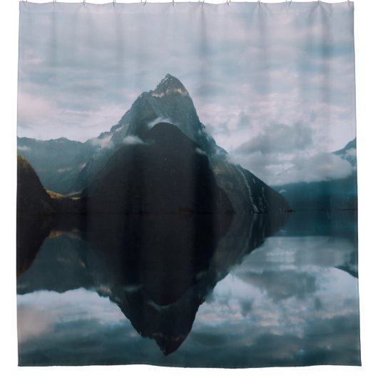 MOUNTAINREFLECTIE OP HET WATERLICHAAM DOUCHEGORDIJN (Voorkant)