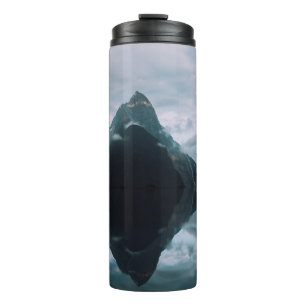 MOUNTAINREFLECTIE OP HET WATERLICHAAM THERMOSBEKER