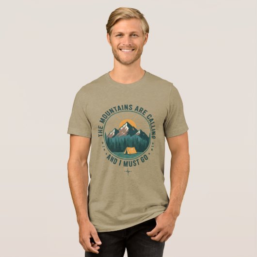 Mountains Are Calling Hiking Camping T-Shirt (Voorkant volledig)