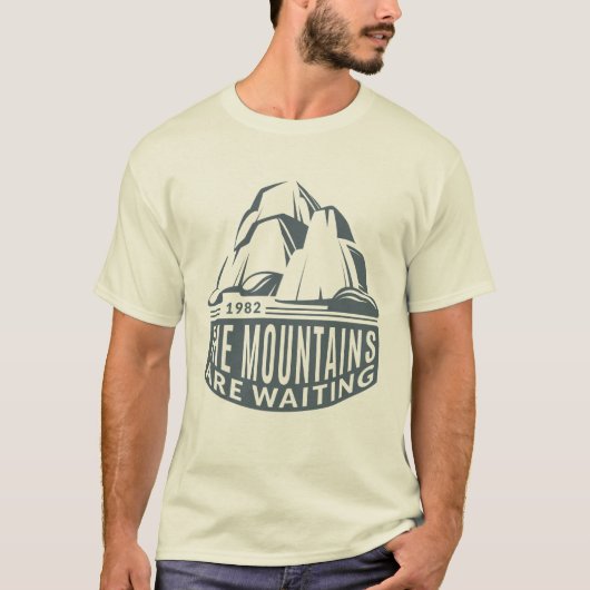 Mountains Are Waiting Mountain Climber Design T-shirt (Voorkant)