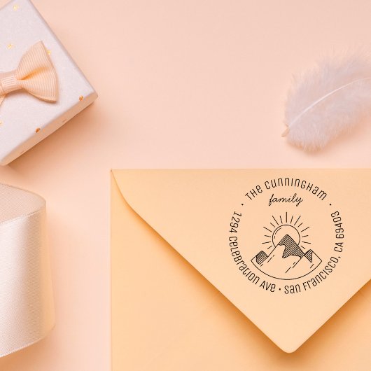 Mountains & Sun Family Name Round Return-adres Zelfinktende Stempel