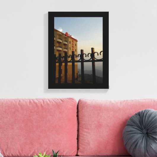 Mountaintop Hotel Canvas Afdruk (Insitu (Woonkamer))
