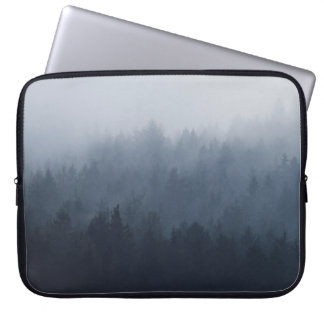 MOUNTATIE MET BOSBOUW IN DE FOG LAPTOP SLEEVE