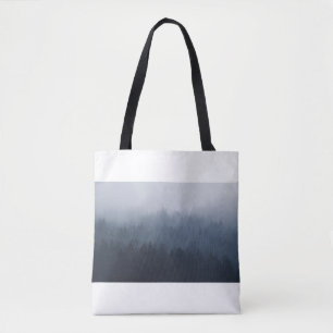 MOUNTATIE MET BOSBOUW IN DE FOG TOTE BAG