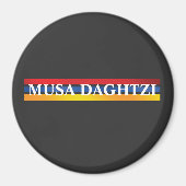 Mousa Dagtzi Magnet (Voorkant)