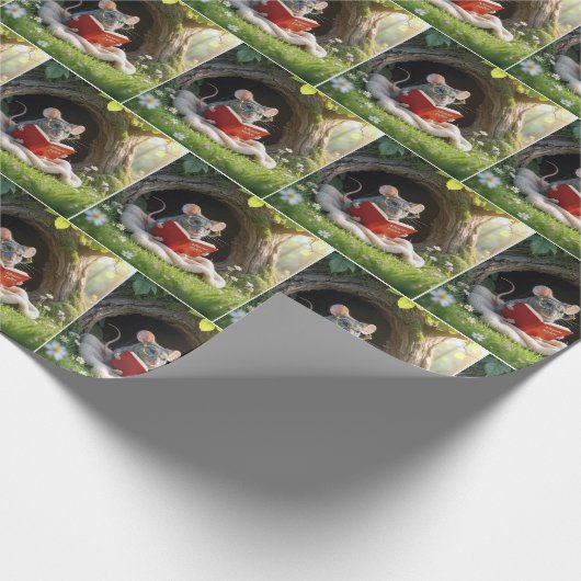 Mouse Reading a Red Book On a Blanket Cadeaupapier (Hoek)