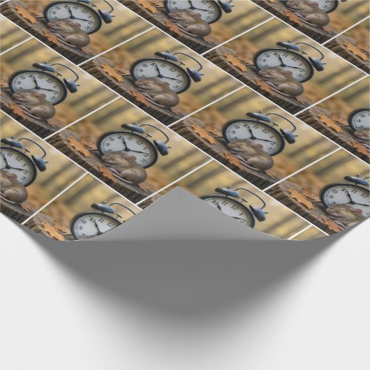 Mouse Sleeping By an Alarm Clock Cadeaupapier (Hoek)